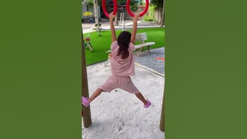 Lisa Leon lại được ba Kim Lý mẹ Hồ Ngọc Hà đưa đi chơi công viên gần nhà trước The New Mentor