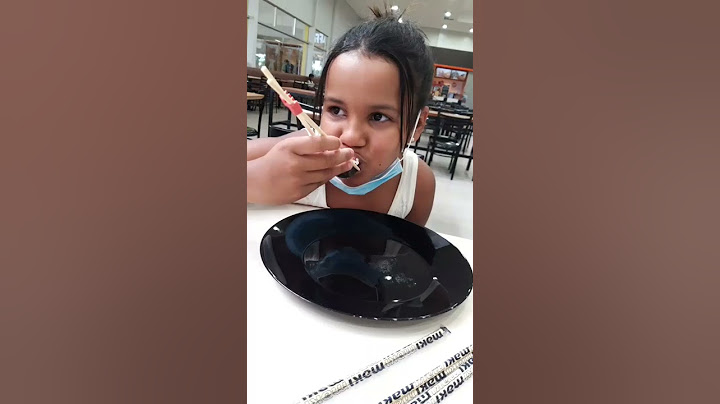 minha primeira vez comendo sushi.