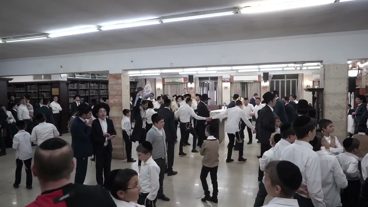 הקפות שניות בהיכל ישיבת "תפארת ישראל" בירושלים - חול המועד סוכות פ"ב