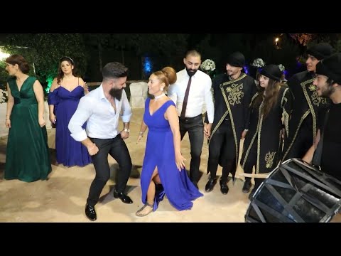 امرأة أجنبية نزلت تتحدى فرقة الدبكة | الامبراطور الرقم الصعب Amazing Dabke