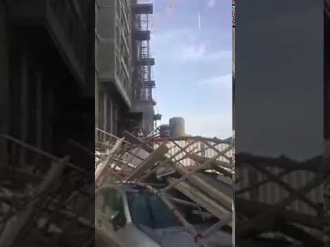 انهيار سقالة قرب مبنى قيد الإنشاء ت د م ر عددا من السيارات