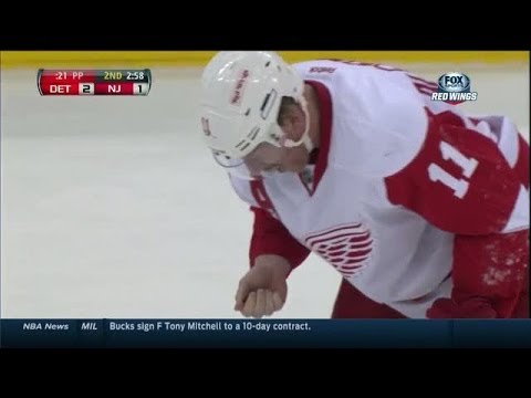 Daniel Alfredsson picks teeth up off ice