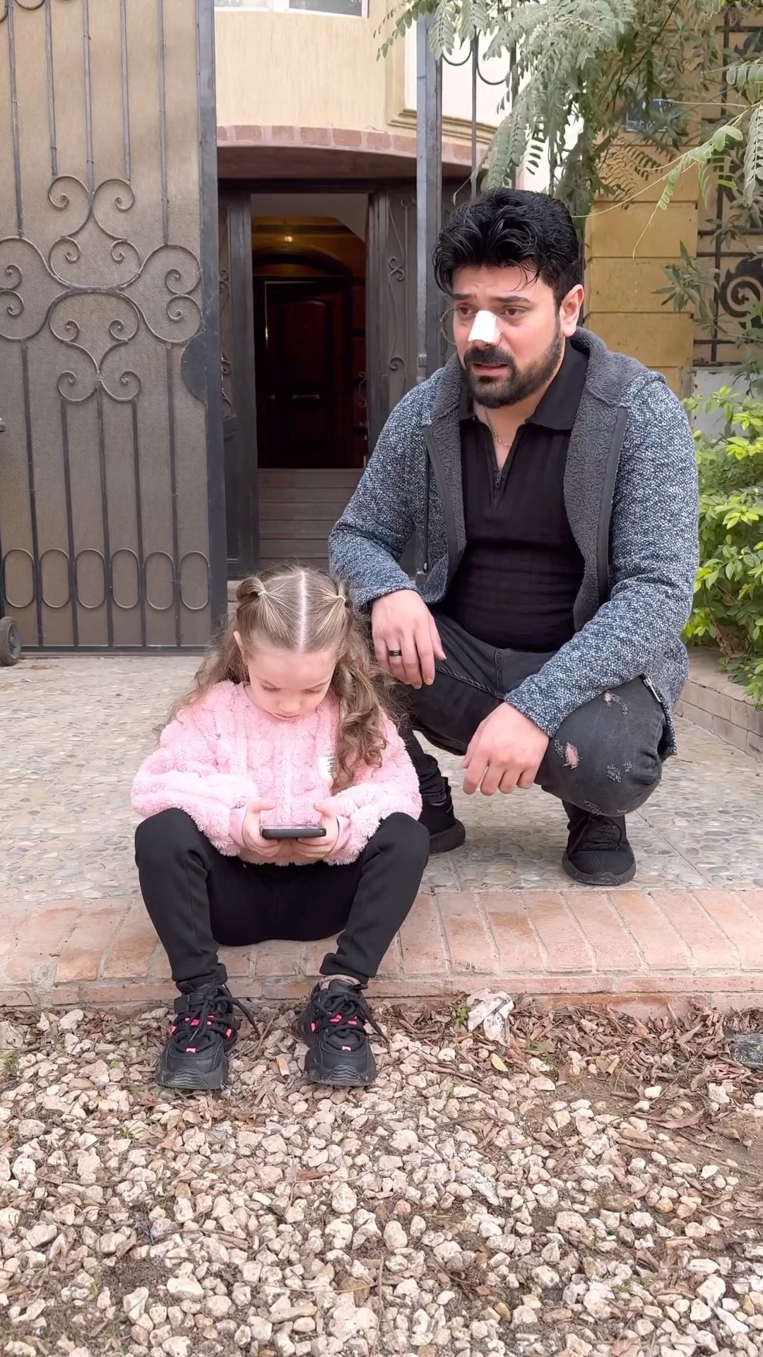 تذكرت والدتها المتوفيه