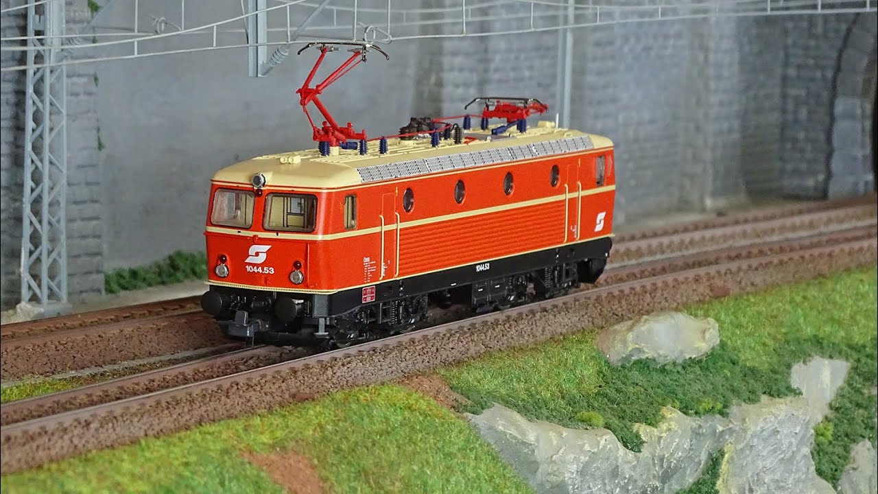 roco様 Roco 7500149 / 7510149 Locomotive électrique 1044.53, ÖBB - YouTube