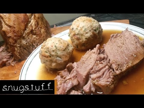 Ossobuco ist ein traditionelles Schmorgericht aus der italienischen Küche. Es wird mit Kalbsbeinsche. 