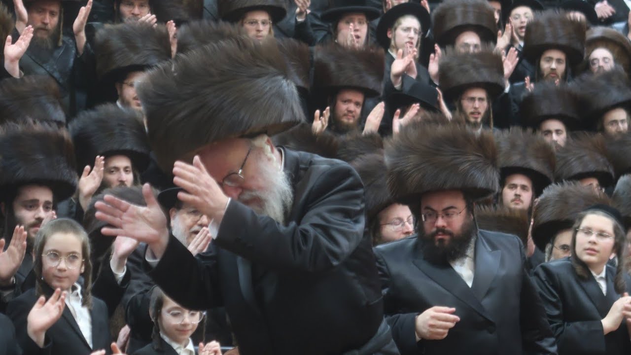 ה: וויען - מצוה טאנץ של כ"ק מרן אדמו"ר שליט"א אצל שמחת החתונה של נכדו בהרה"ג רבי א"י ראזנער שליט"א