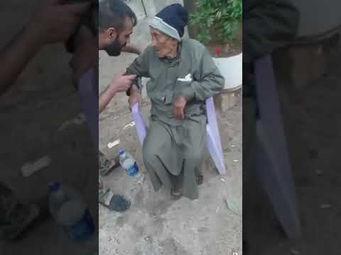 شاهد شبيحة الأسد يهينون عجوز كبير بالسن في قلعة المضيق بريف حماة الشمالي الى اين ذهب ضميركم هذا