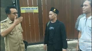 KEPALA DESA ARAHKAN PEMASANGAN SPANDUK PENGHENTIAN SEMENTARA PADEPOKAN GUS SAMSUDIN NUR DZAT SEJATI