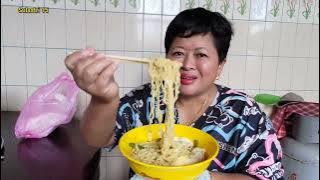Coming home from the market hungry ‼️ Sulastri 15 eating 2 packs of noodles   2 eggs, Taiwanese m...