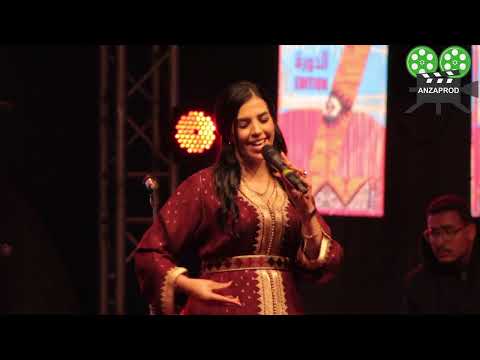 زهرة تامكروت نسبة إلى أبيها الرايس مبارك أمكرود أحد رواد فن الروايس بالمغرب ممثلة وفنانة ومنشطة 