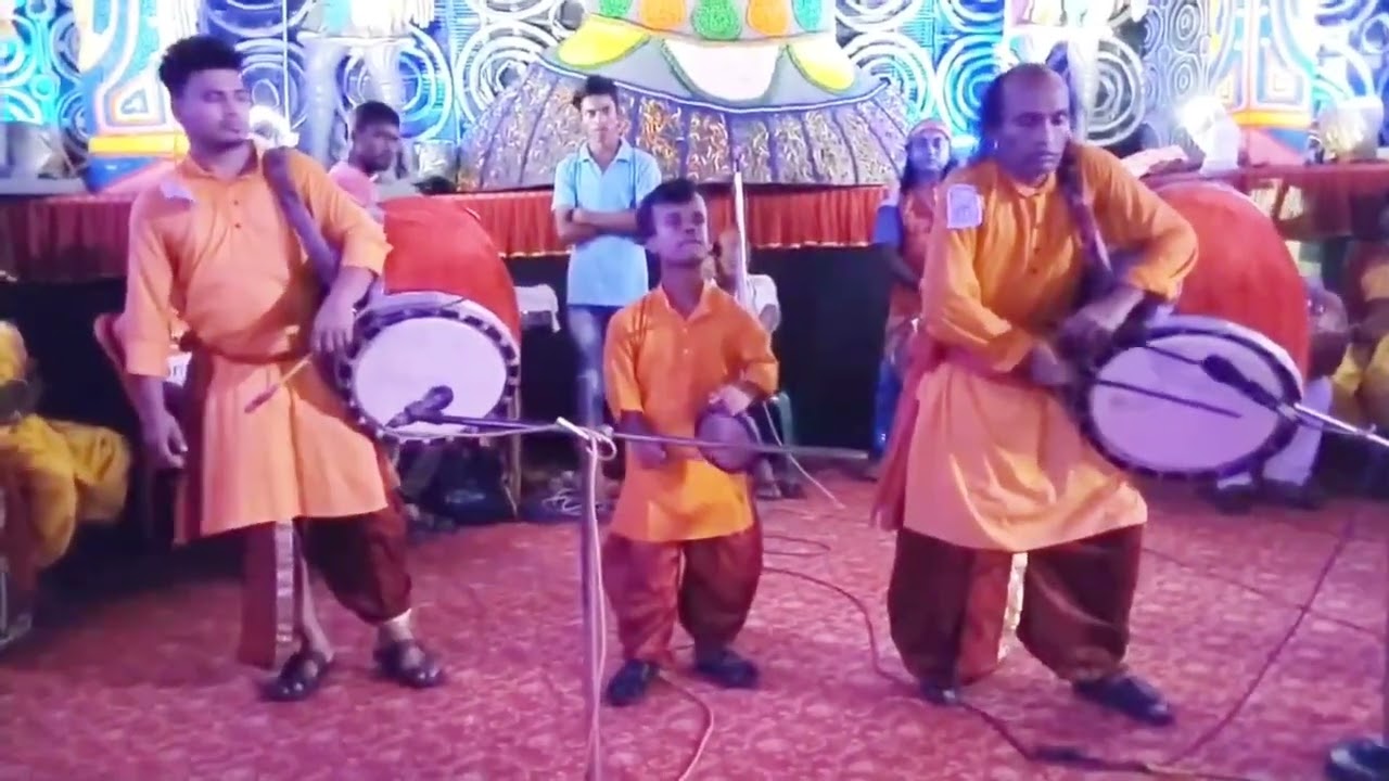 মহাপ্রভু ঢাকি সম্প্রদায়। ঢাকি চ্যাম্পিয়ন মনা দাস ও শিবু দাস।