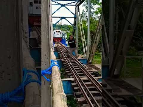 Video: Bepergian dengan kereta api dengan sepeda motor Anda, misi yang mustahil di Spanyol