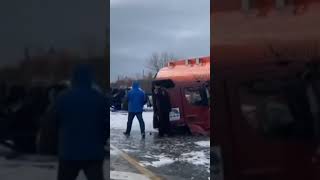 На Кубани столкнулись БЕНЗОВОЗ с МАРШРУТКОЙ #news #incidents #russia #newstoday  #shorts #accident,