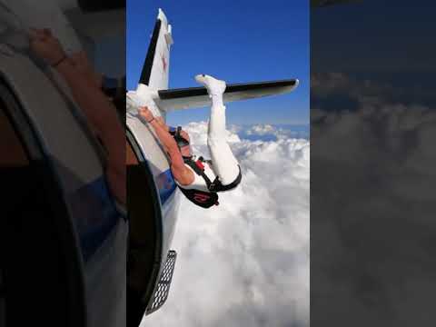Video: Apakah skydivers memakai helm?