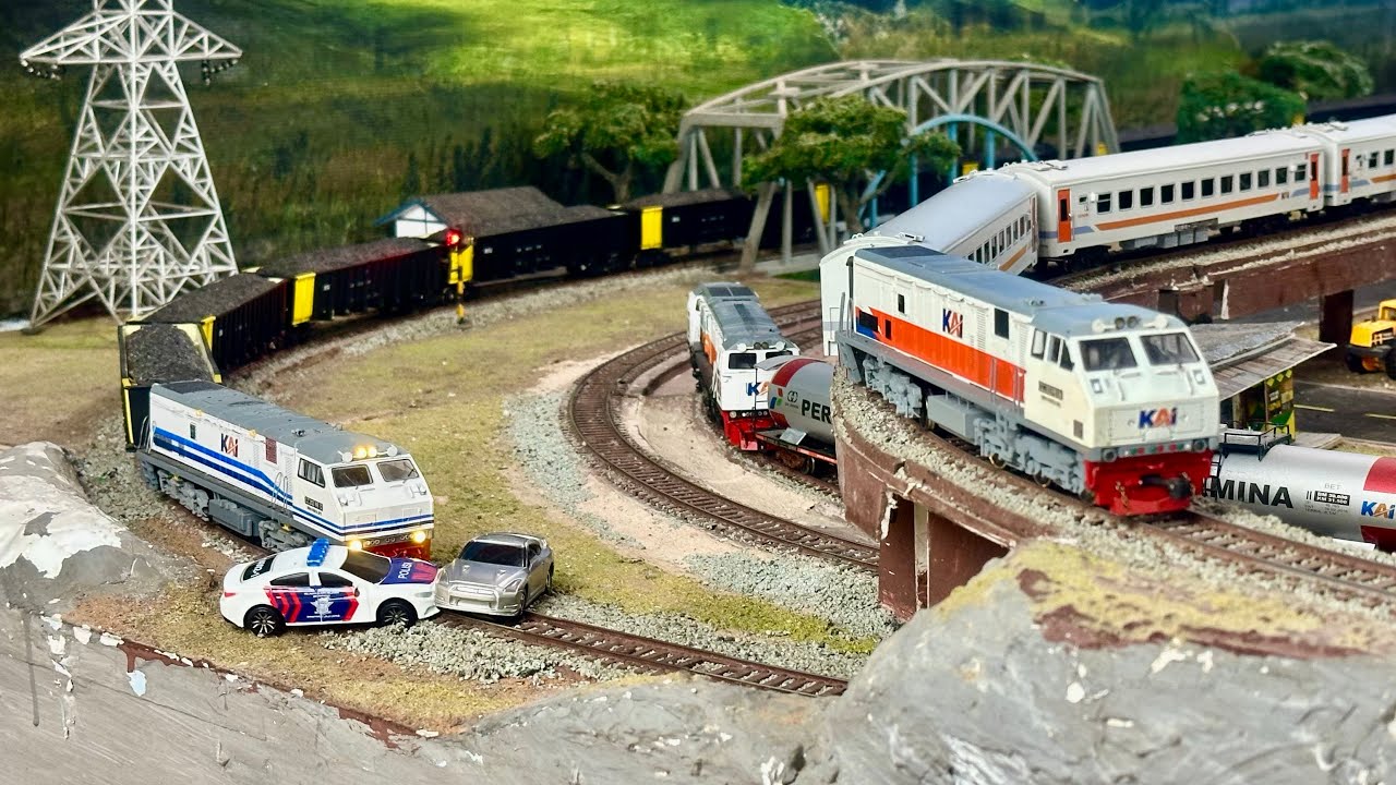 Kereta api babaranjang CC204 & KLB Ketel CC203 Ngebut di jembatan menabrak mobil yg terpalang di rel