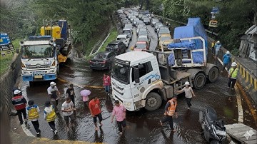 Jalan Licin Mencekam‼️Sopir Truk Tak Berani Melanjutkan Perjalanan, Sitinjau Lauik Sangat Menakutkan