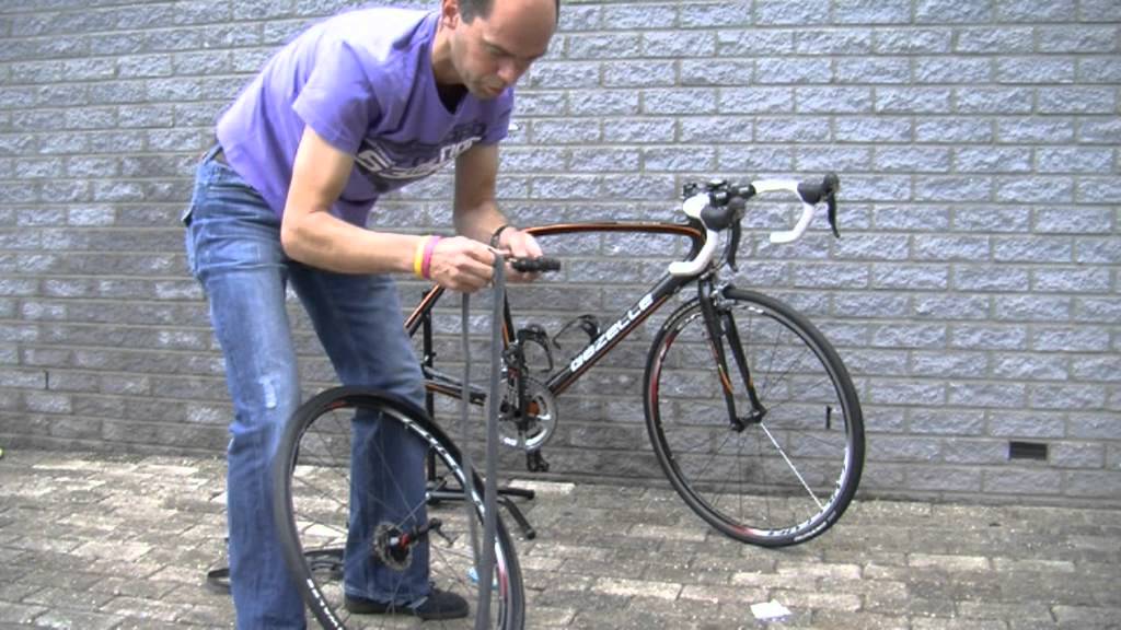 Band verwisselen van je racefiets - YouTube