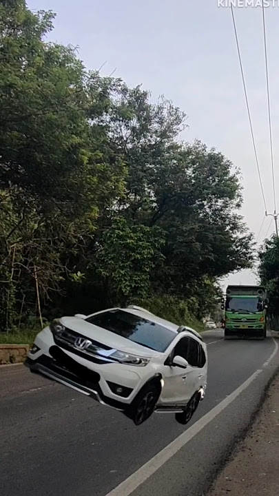 Manuver Mini Bus vs truk Hino DJ yew tew tuw tuw telolet basuri #basuri #telolet #nadabasuri #shorts