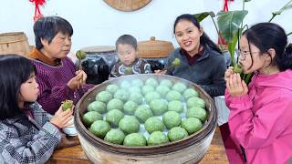 From the field to the table,three children make qingtuan by hand.