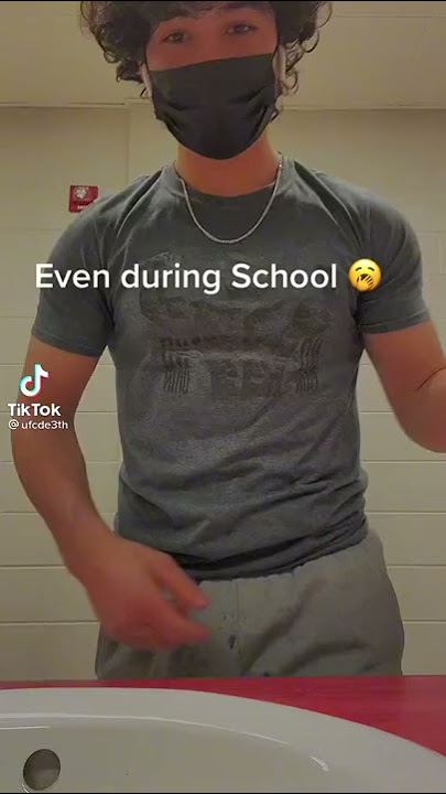“Flexing muscles in school” #shorts (TikTok @ufcde3th)