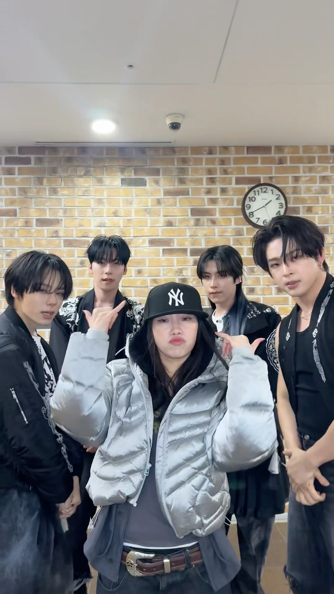 ONEUS『Grenade』원어스 / EP933 Show Music Core - YouTube