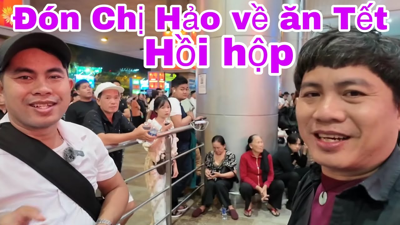 Семья с волнением отправилась в аэропорт, чтобы встретить госпожу Хао, вернувшуюся из США во Вьет...