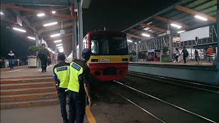 KOMPILASI PETUGAS SECURITY STASIUN YANG SEDANG BERTUGAS SAAT KRL COMMUTER LINE TIBA DAN BERANGKAT