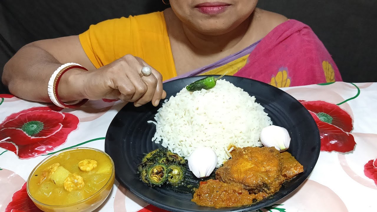 Eating Rice,Macher jhal,Lau diye Chingri jhol,Korola vaja 