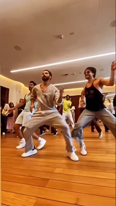 Shahid Kapoor, Varun Dhawan and Tiger Shroff dancing together with incredible energy #shahidkapoor