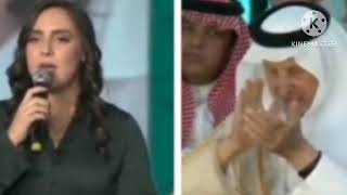 تفاعل الأميرخالد الفيصل مع أغنية "لن أسلاكم" بصوت ولاء الجندي في حفل جائزة الأمير عبدالله