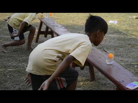 Lomba Memasukkan Bola Ping pong Dalam Gelas