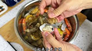 自己在家做的捞汁小海鲜实惠还干净，清爽鲜香，酸辣又开胃，真的太适合夏天了捞汁小海鲜 谁懂这一口的好吃程度
