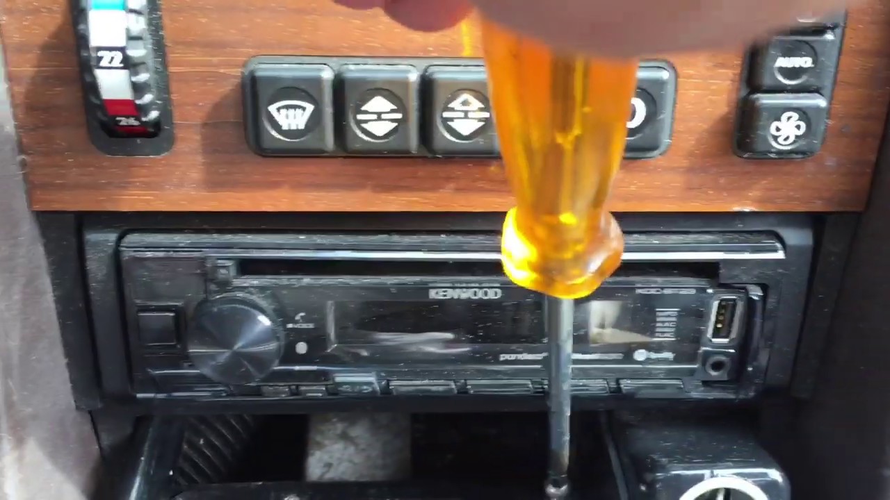 Replacing the center console on W126 S-Class Benz