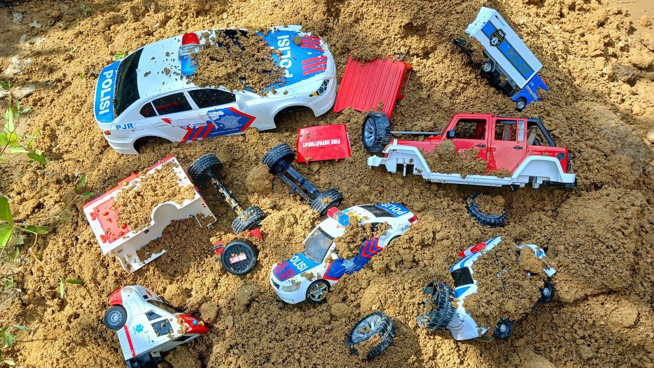 Mencari & Merakit Mainan Rusak, Mobil Polisi, Mobil Pemadam Kebakaran, Mobil Ambulance.