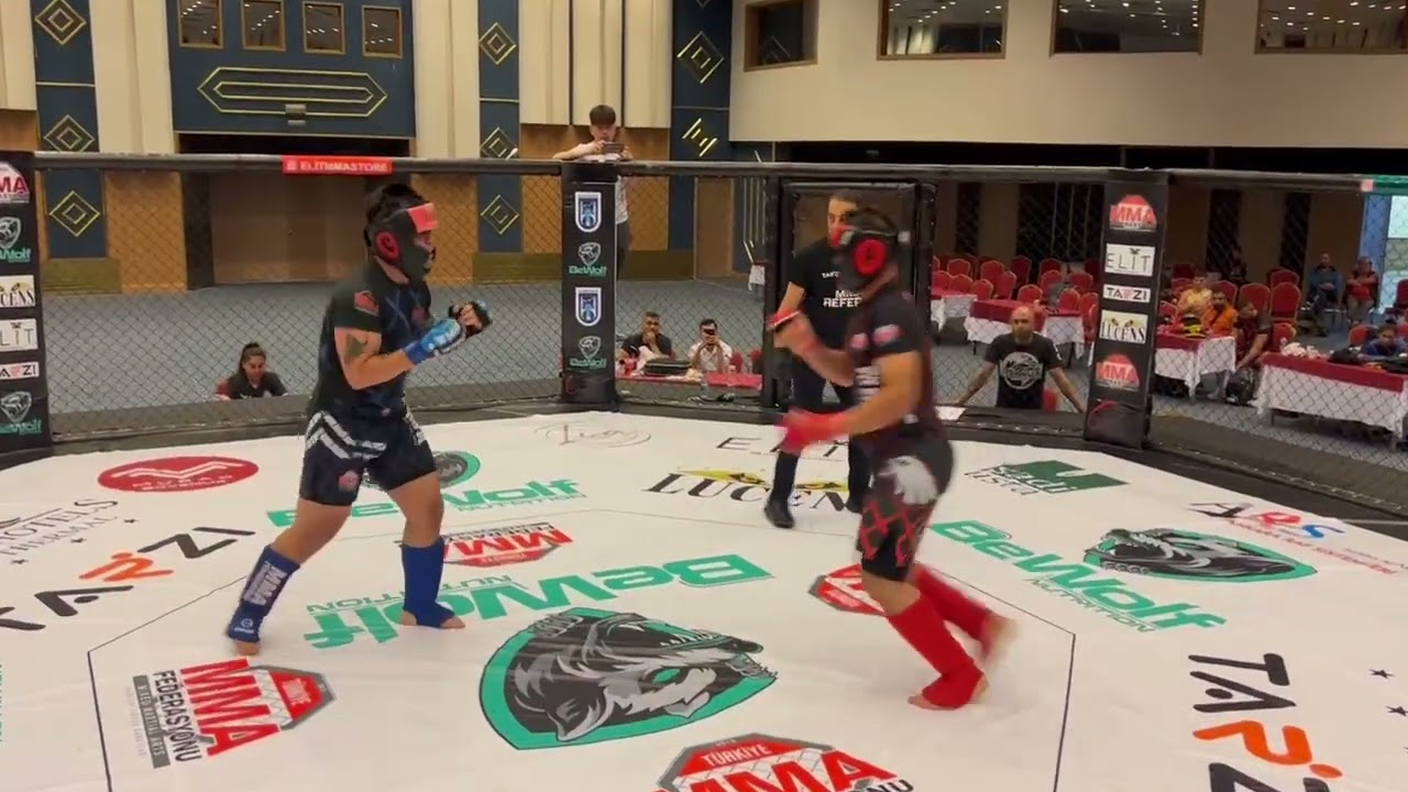 MMA  93 kg full contact yarı final maçı (Mavi köşe) Serhat kayman vs (Kırmızı köşe) Berat özdek