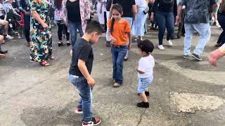 Estos niños se aventaron para bailar zapateado en la pulga de San José ca😂😂