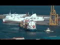 Un barco portacontenedores realizando maniobra de atraque en España