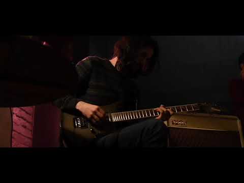 ماهان فرزاد و مصطفی محسن زاده اجرای زنده در کافه ای در تهران