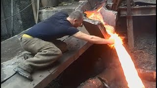 SEE WHAT HAPPENS when guy touches MOLTEN METAL Resimi