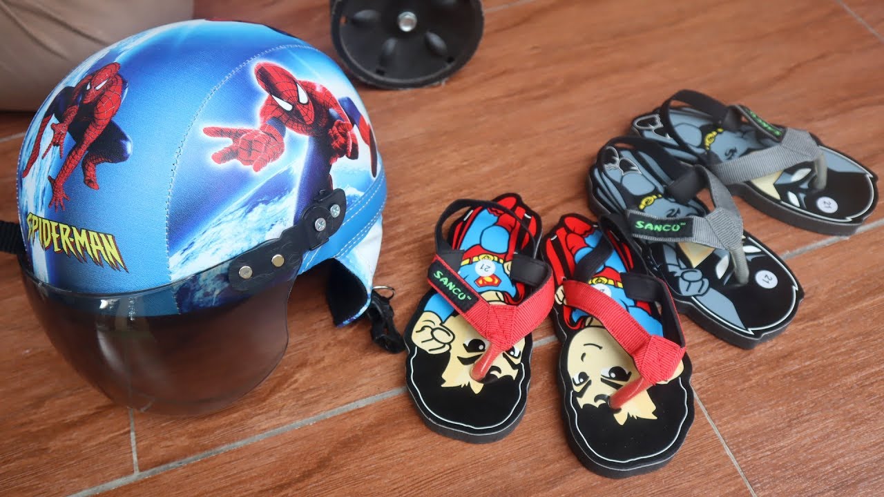 Senangnya Punya Sandal  Helm Superhero Untuk  Bersepeda 
