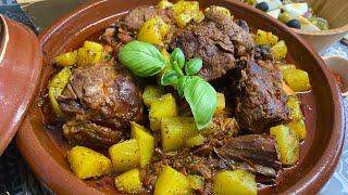 طاجين لحم محمر بالبصل والطماطم وبطاطة متبلة زادت للطبق بنة رائعة عيد اضحى مبارك?tajine viande