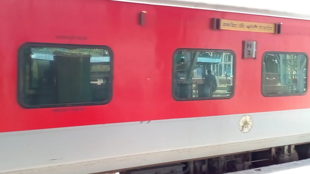 04070 Anand Vihar Terminal- Rajgir AC SF Special Arrived at Prayagraj Jn PF No- 04