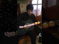 Слепой парнишка поет под гитару