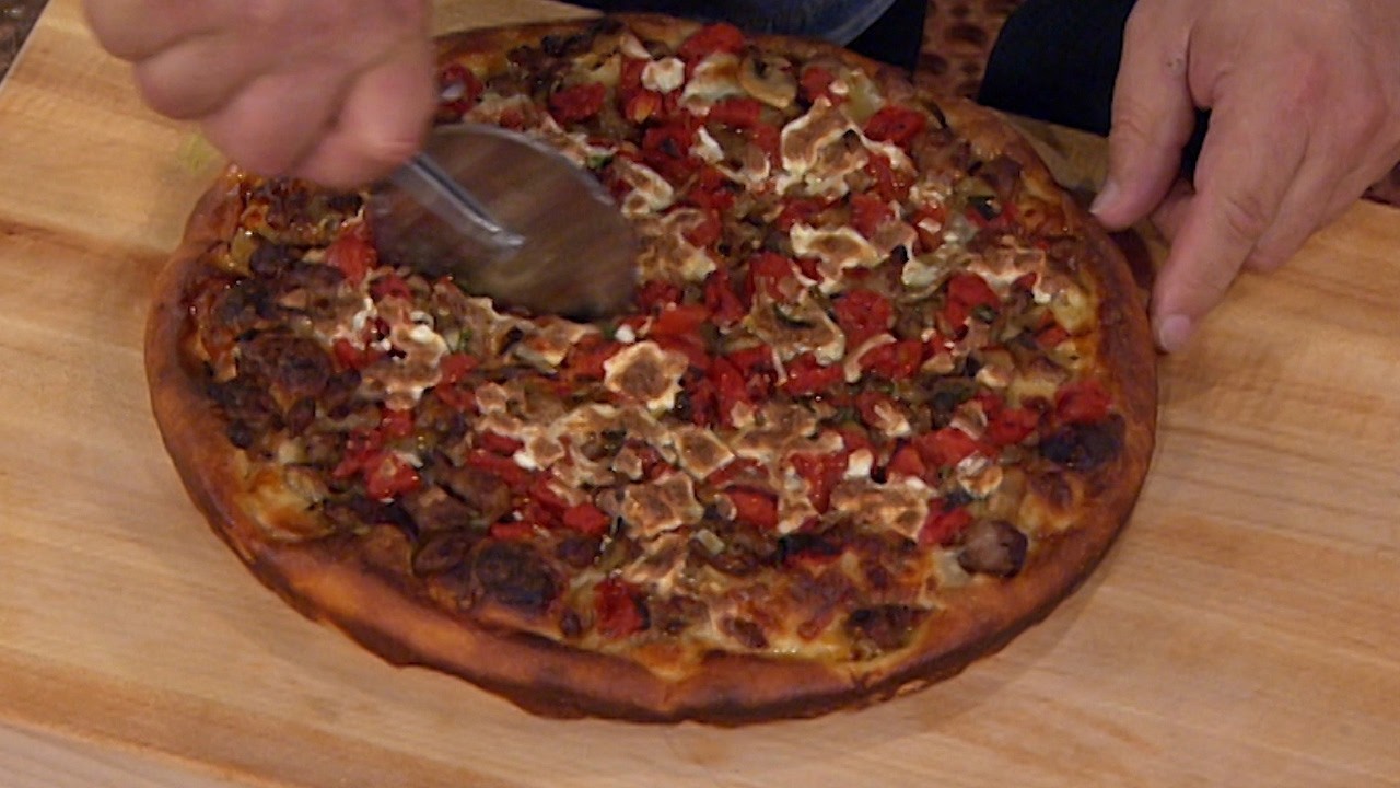 Пицца «Глубокая тарелка» от Эмерила | Эмерил Лагассе