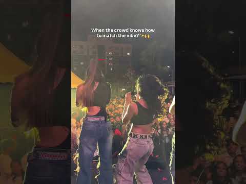 The crowd understood the assignment. 😮‍💨❤️