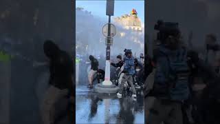 🇫🇷 CONFRONTO NA BASTILHA: MANIFESTANTES AVANÇAM CONTRA A TROPA DE CHOQUE EM PARIS #shorts
