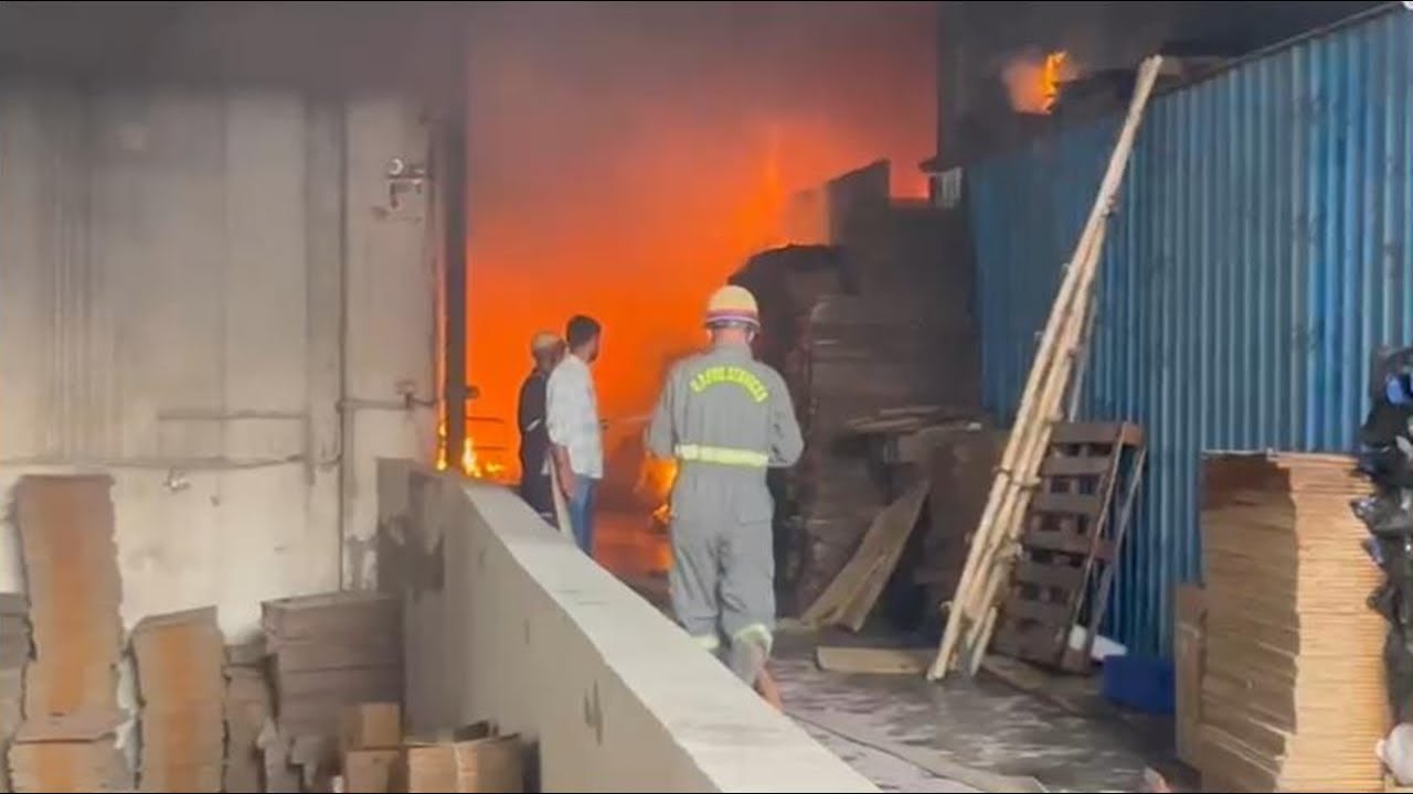 Noida Sector 63 गारमेंट्स फैक्ट्री में लगी भीषण आग | लाखों का सामान जलकर राख | देखें वीडियो