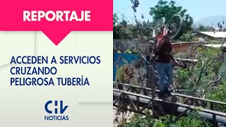 CHILE A MEDIAS | Usan tubería como puente en Colina: Es la única conexión posible a servicios