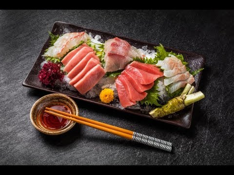 Video: Tempat Makan Sashimi Ayam Mentah (atau Torisashi) Di Tokyo, Jepang