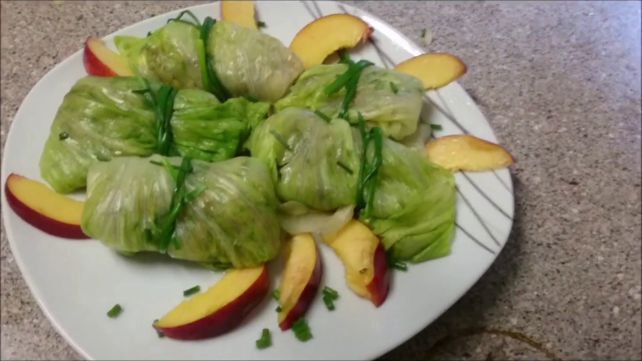 leckeres Fischgericht: Matjestatar im Salatblatt